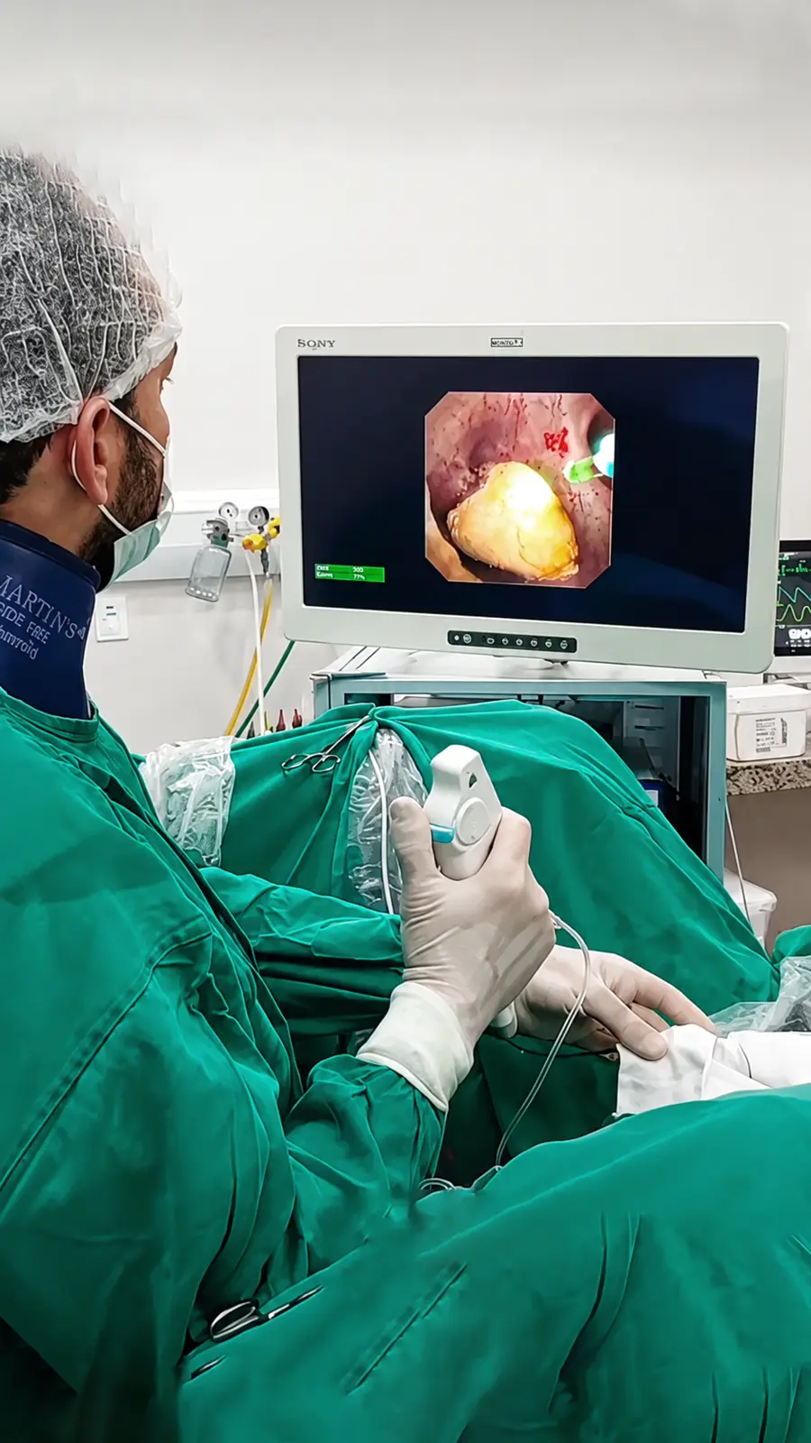 Clinician performing an endoscopic procedure in Türkiye
